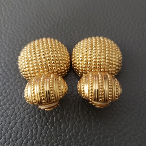 Christian Dior Signed Vintage Gold Tone Clip Earrings - Picture 3 of 7